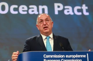 La Commission européenne a adopté jeudi un pacte européen pour un océan sain, une économie bleue compétitive et des communautés côtières prospères. "Il est urgent d'agir", selon le commissaire européen Costas Kadis. KEYSTONE/EPA/OLIVIER HOSLET